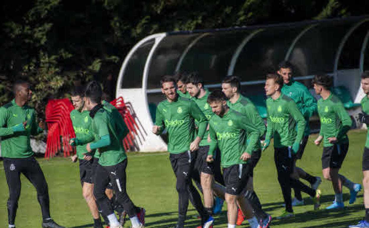 Imagen de archivo de un entrenamiento del Racing de Santander en las instalaciones Nando Yosu de la Albericia dirigidos por Guillermo Fernández Romo.