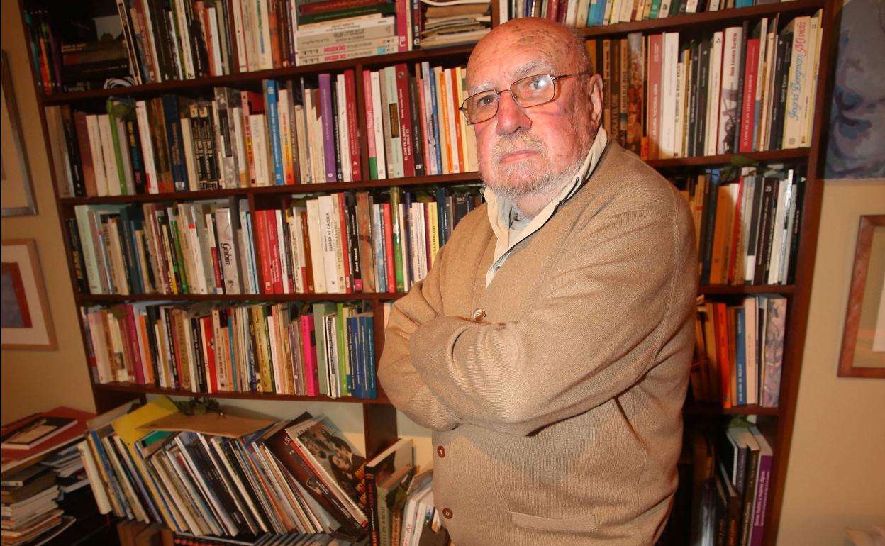 Ramón Saiz Viadero, ante la biblioteca de su casa Villa Agustina. 