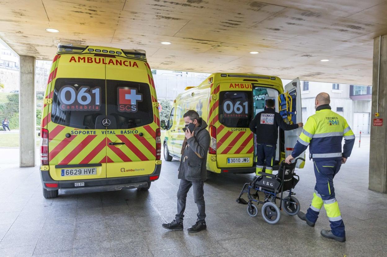 Ambulancias a la puerta del Hospital Valdecilla. 