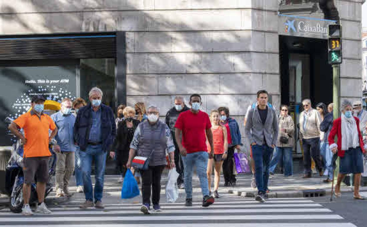 Imagen de archivo de persona caminando por las calles de Santander