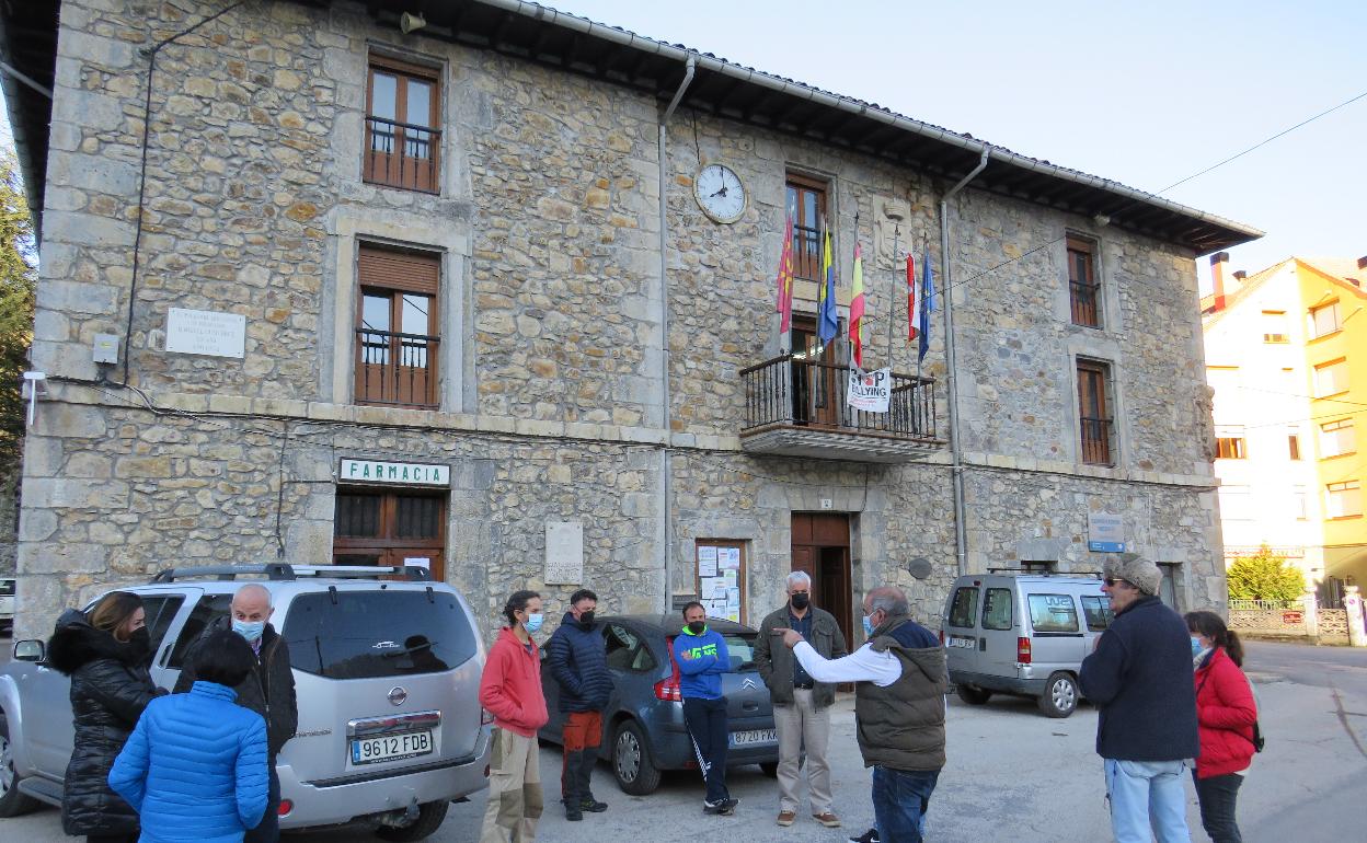 Un grupo de vecinos se manifestó para pedir la dimisión del alcalde 