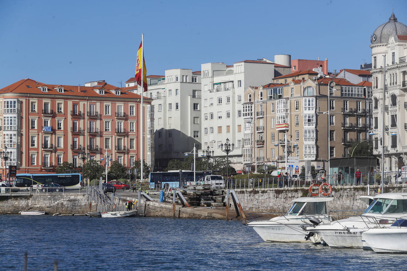 Continúan las obras de renovación de las plataformas náuticas de Puerto Chico, necesarias para garantizar su seguridad
