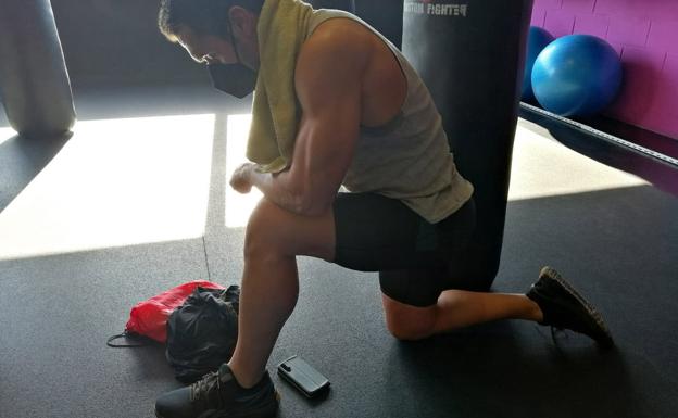 La duda de si realizar actividades dirigidas o una rutina en la sala 'fitness' es una de las más habituales, sobre todo si comienzas a entrenar.