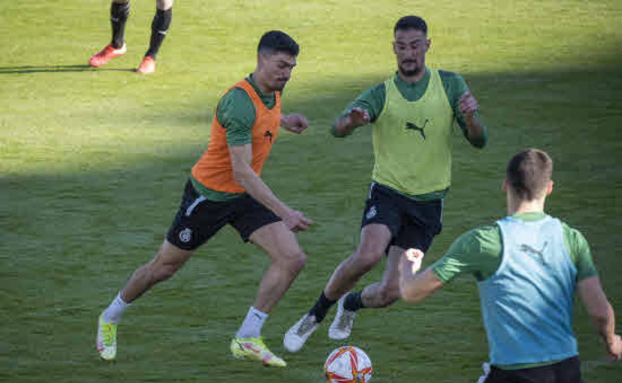 Imagen de archivo de Arturino Molina y Pol Moreno durante un entrenamiento del Racing de Santander en las instalaciones Nando Yosu de la Albericia.