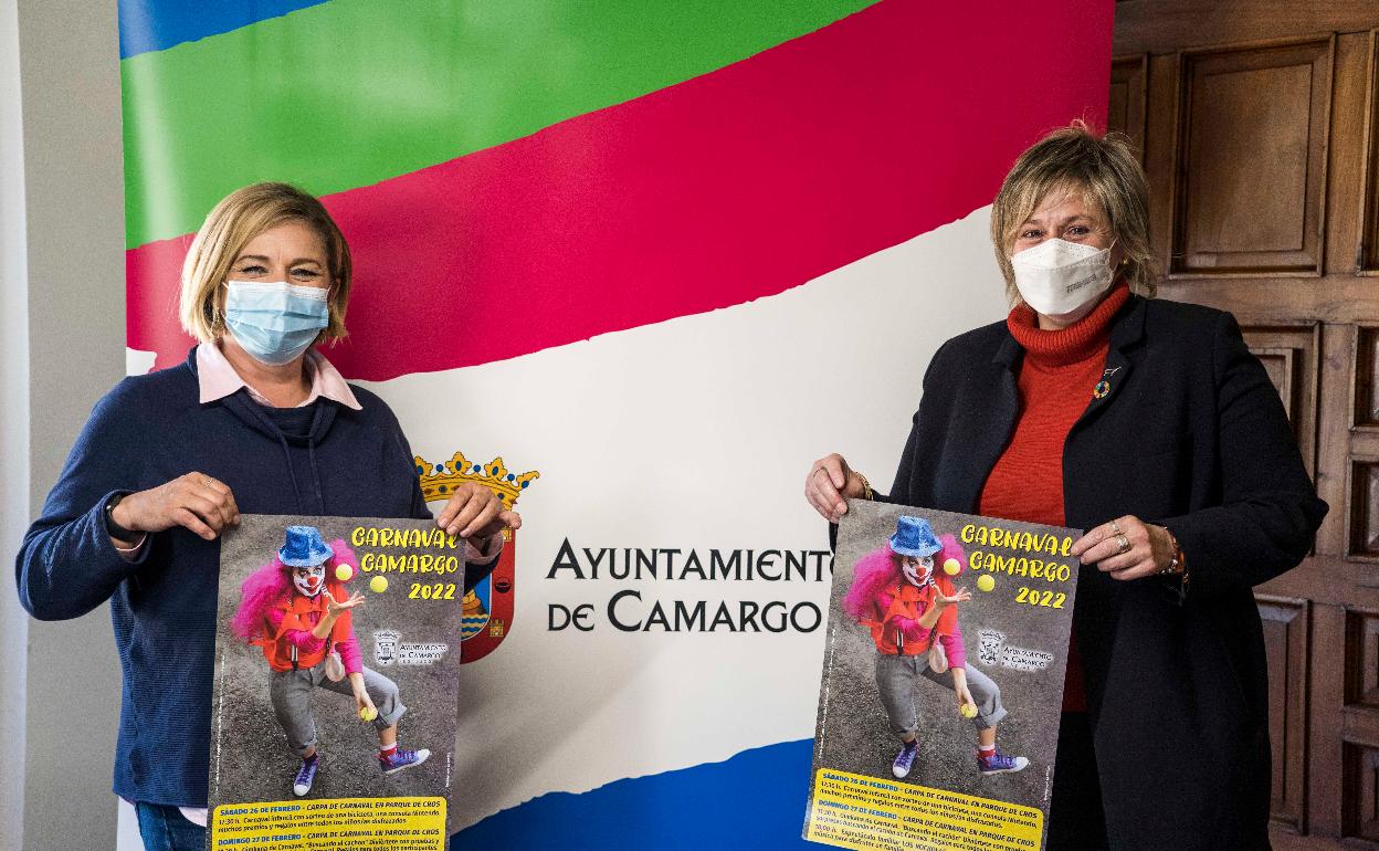 La edil de Festejos, Marián Vía, y la alcaldesa de Camargo, Esther Bolado, de izquierda a derecha, sostienen el cartel del Carnaval municipal de 2022.