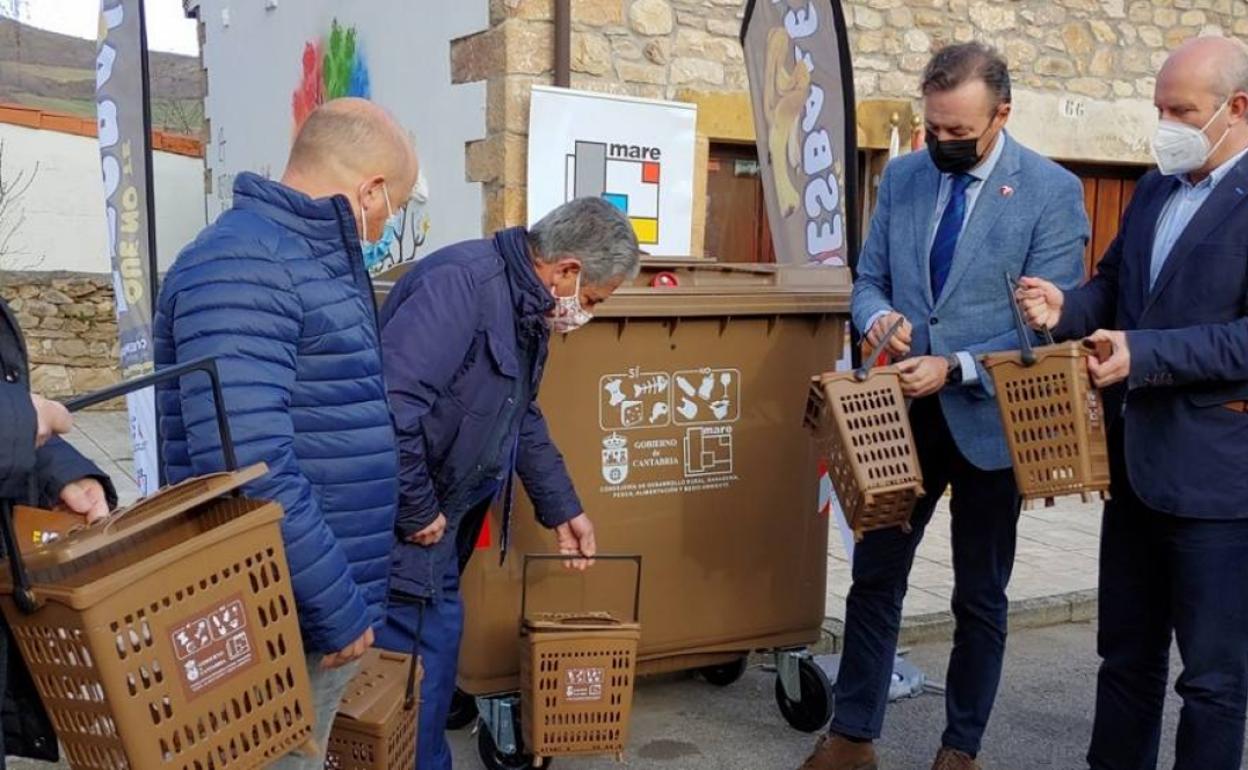 Estreno de los contenedores marrones en Bárcena de Pie de Concha. 