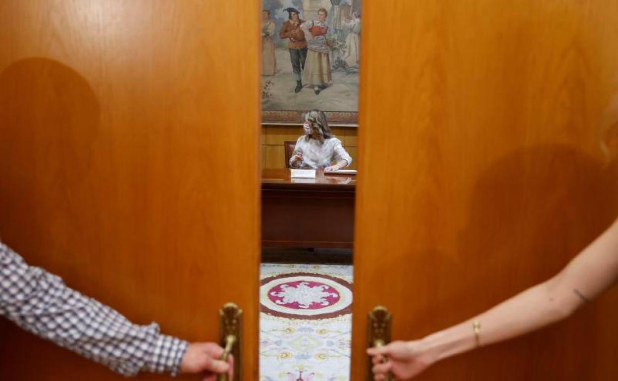 Yolanda Díaz durante su encuentro con los secretarios generales de CCOO y de UGT. 