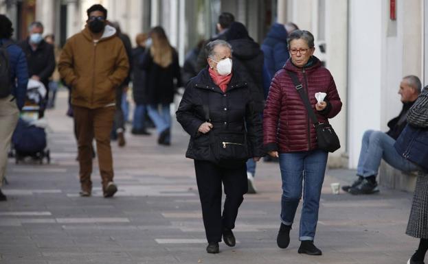 La mascarilla predomina en las calles de Santander el primer día en que no es obligatoria