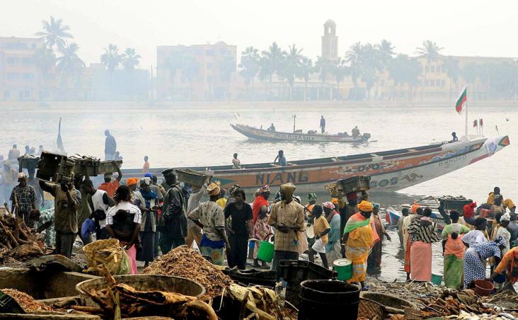 Galería. Bamba nació en Saint Louis, una ciudad de la costa Atlántica de Senegal. Desde el puerto de Guet Ndar salen clandestinamente cayucos hacia las Islas Canarias.