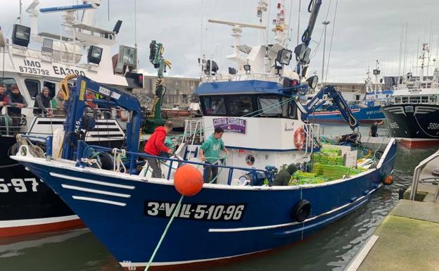 La embarcación gallega ya en puerto