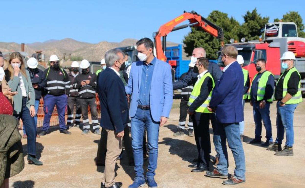 El presidente del Gobierno, Pedro Sánchez, durante la visita a la planta geotérmica de Cardial Recursos Alternativos S.L 