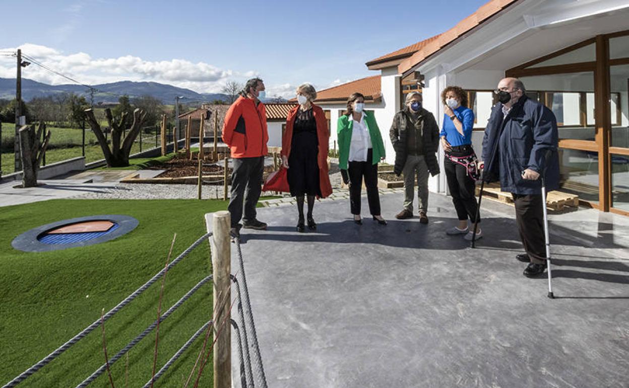 La consejera en su visita al centro educativo.