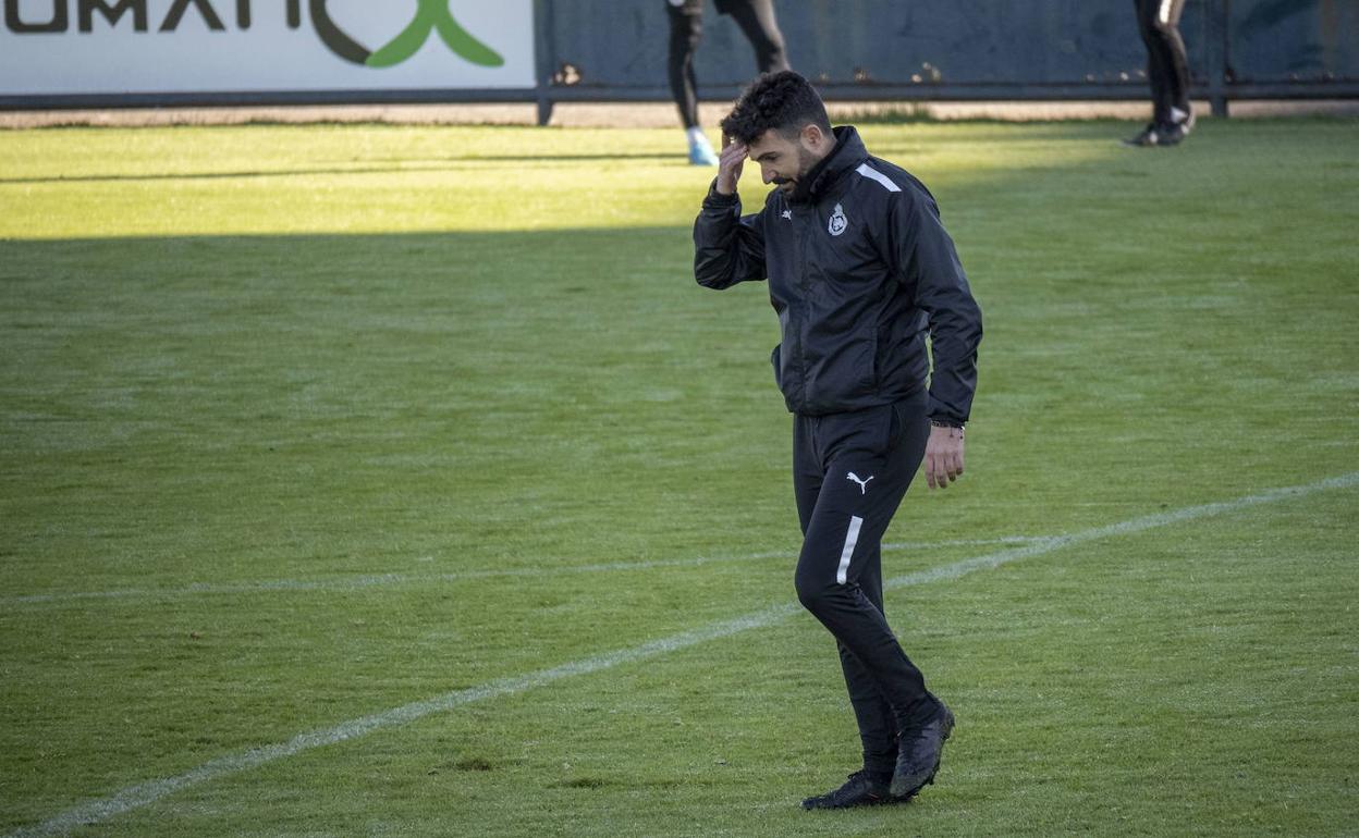 Romo, en un entrenamiento del Racing en las instalaciones Nando Yosu.