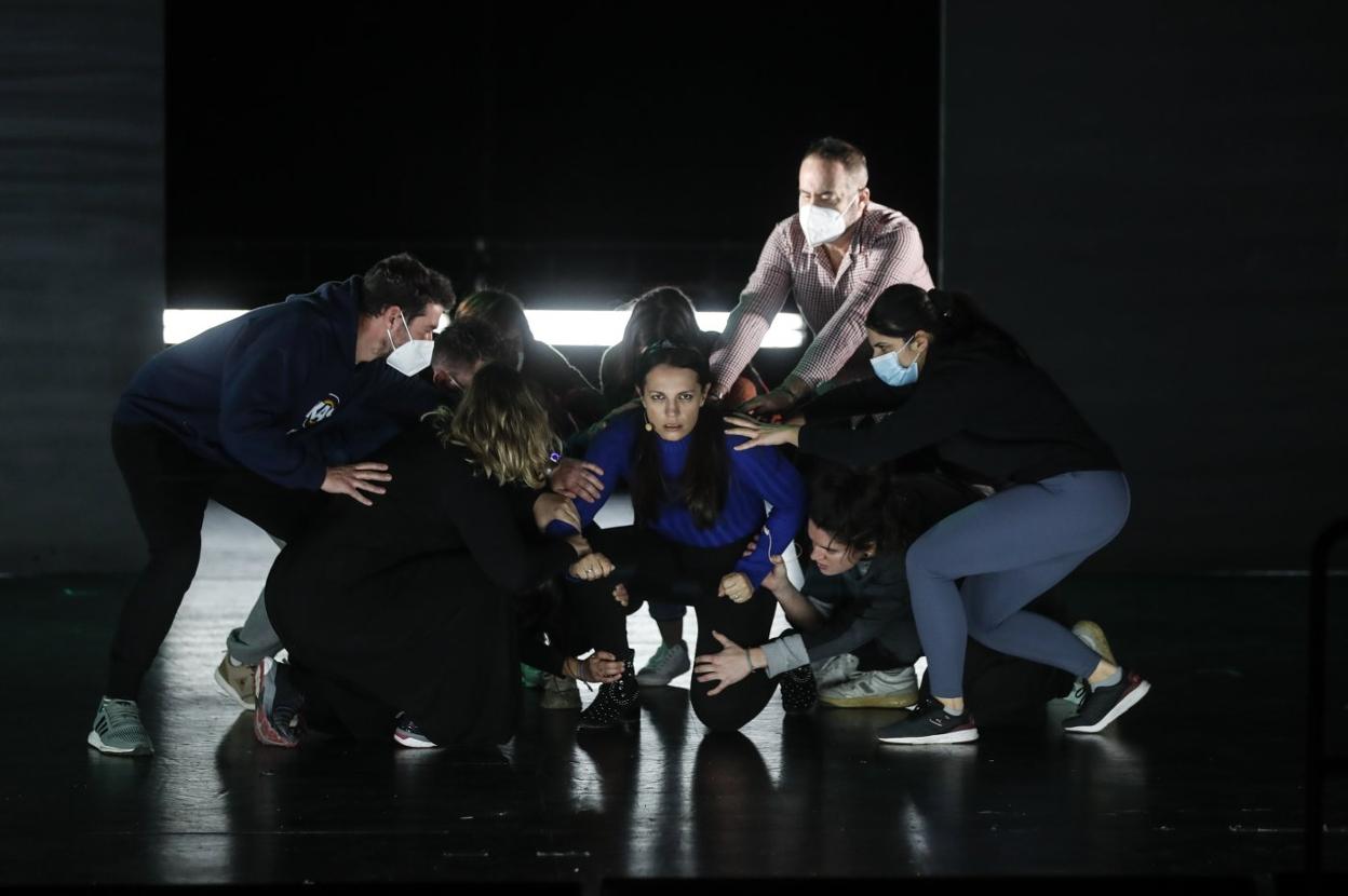 La mezzosoprano Cristina del Barrio, junto con los figurantes de la obra, ensaya una de las escenas. 
