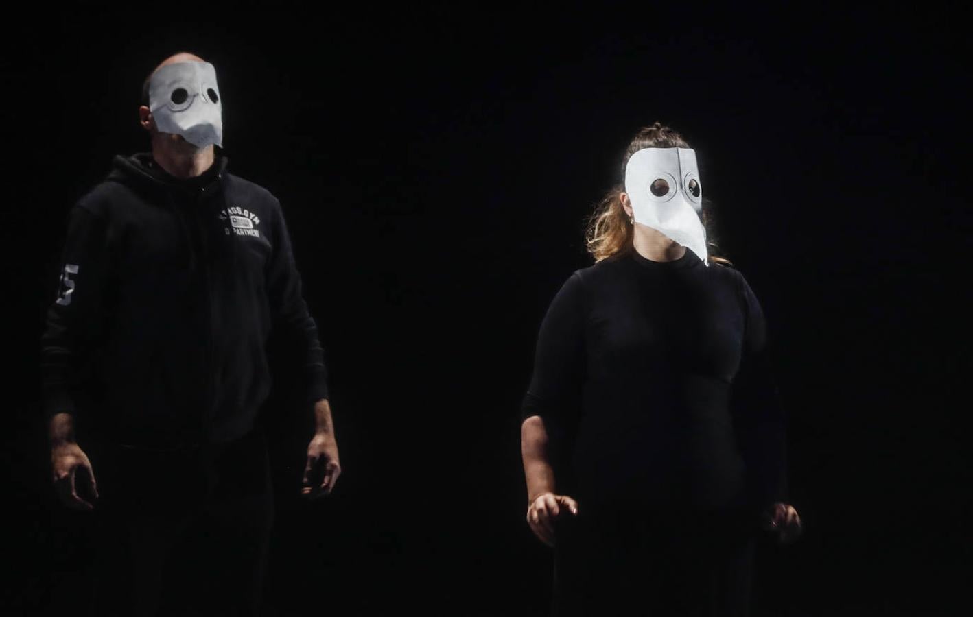 Músicos en el foso. Cantantes, actores y otros figurantes en el escenario