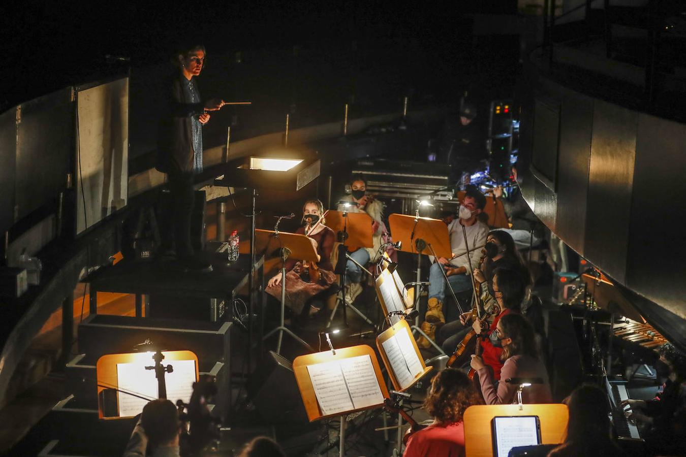 En el foso, la orquesta se compone de quince músicos, todos ellos profesionales y miembros de la Oscan