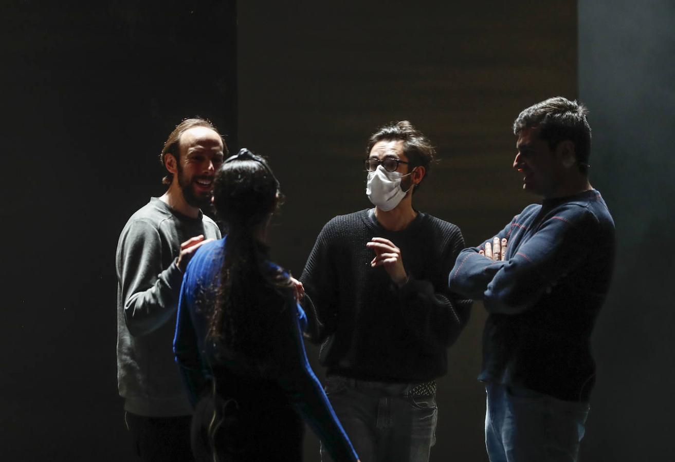 El hilo conductor es el nacimiento, ascenso, muerte y resurrección de María de Buenos Aires. En ella abundan los estereotipos y los típicos personajes porteños