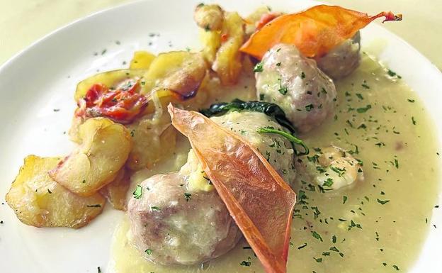 Albóndigas de merluza, plato del menú del día. 
