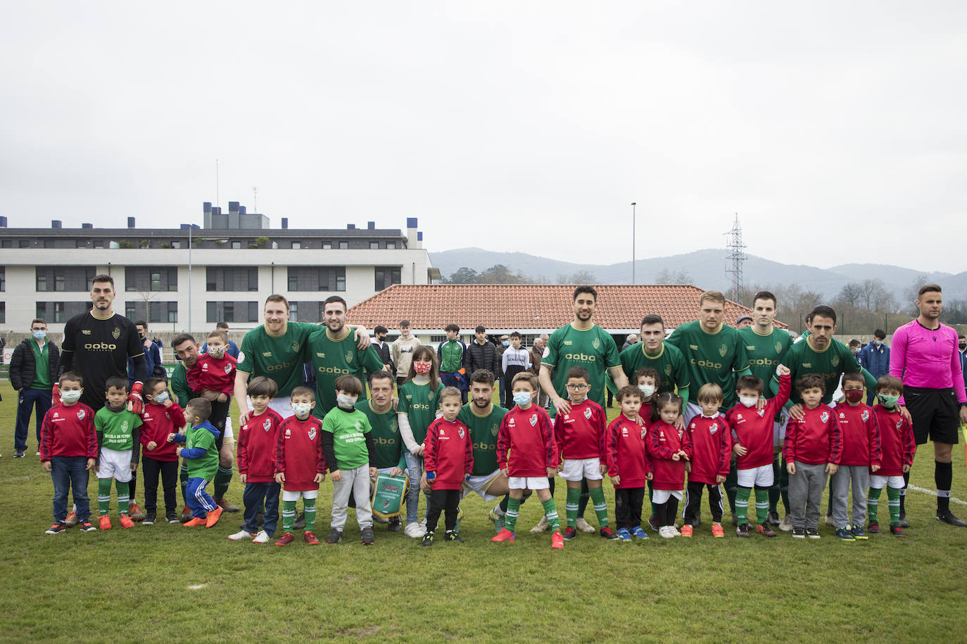 Fotos: Imágenes del partido con el que La Cultural ha celebrado su centenario