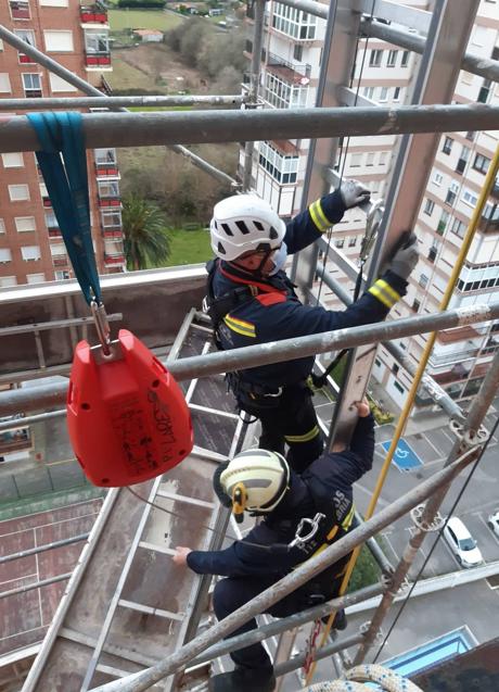 Imagen - Bomberos del 112 aseguran una plancha suelta en Laredo