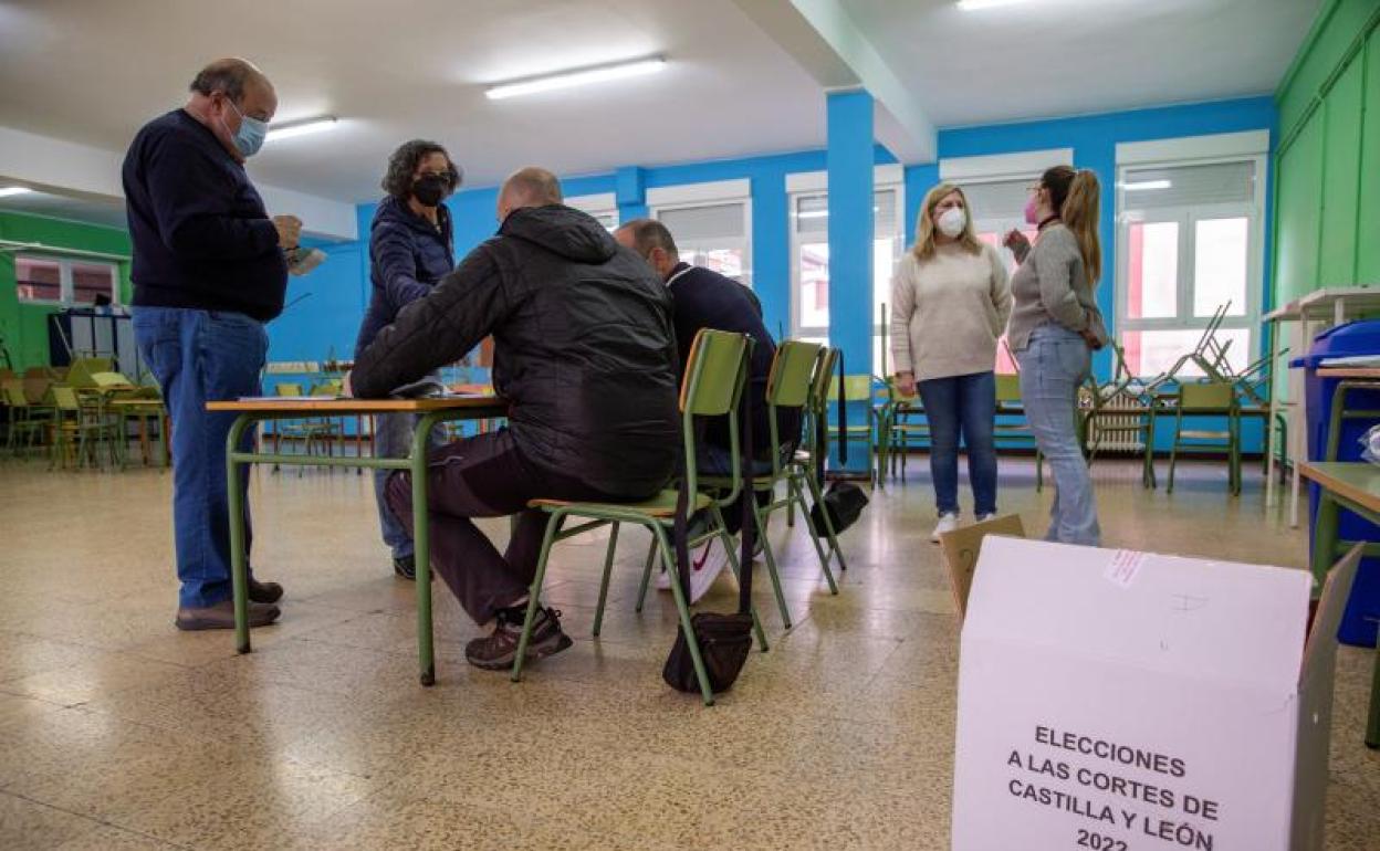 Los primeros votantes acuden a ejercer su derecho en el colegio electoral de la localidad de Treviño 