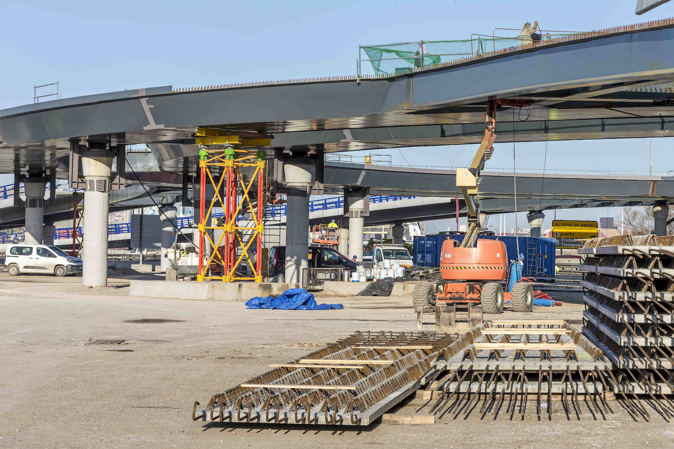 La actuación se completará con la reurbanización de los terrenos afectados dentro de la actual Ciudad del Transporte y con la dotación de alumbrado