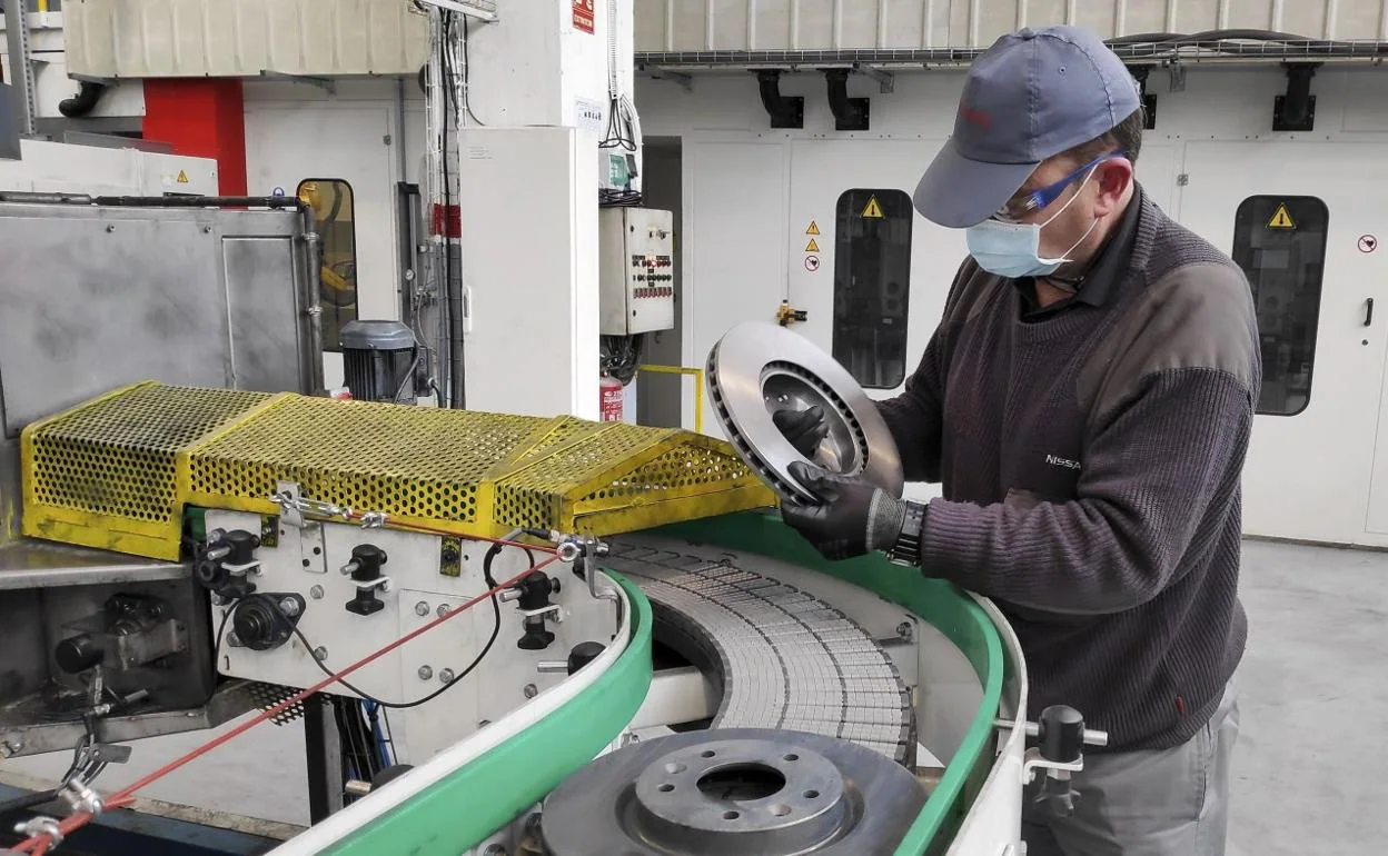 Un operario de Nissan supervisa unos discos de freno en la factoría de Los Corrales de Buelna. 
