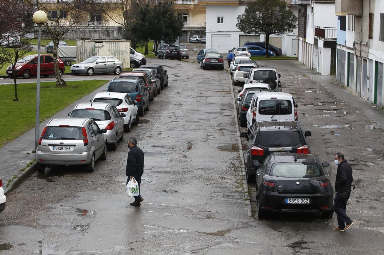 El tramo de la calle próximo a los Garajes de Rotella presenta un avanzado estado de deterioro. 