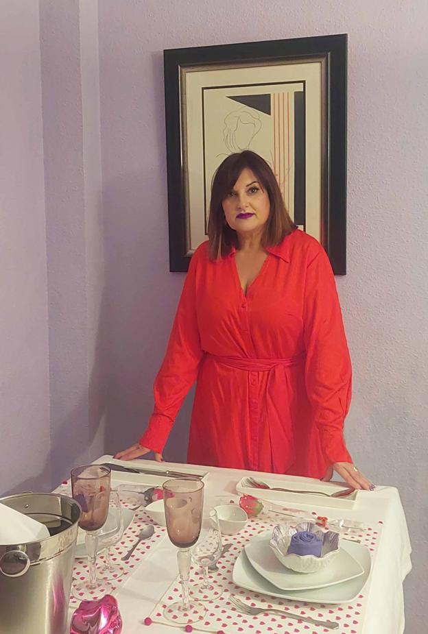 Maribel posa con su mesa lista para celebrar un día tan especial.