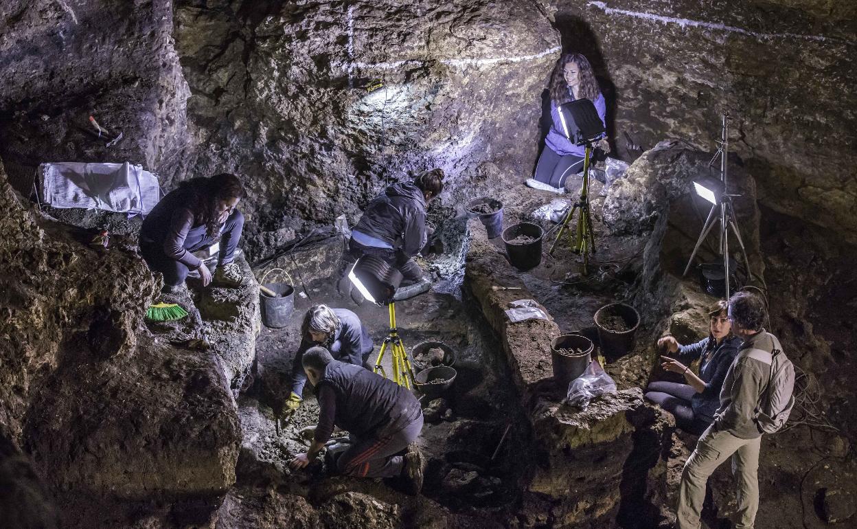 Investigadores trabajan en la cueva de El Pendo, en Escobedo (Camargo), en una imagen tomada en 2018.