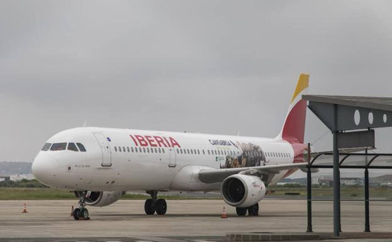 Imagen de archivo de un avión de Iberia en la pista del Seve Ballesteros. 