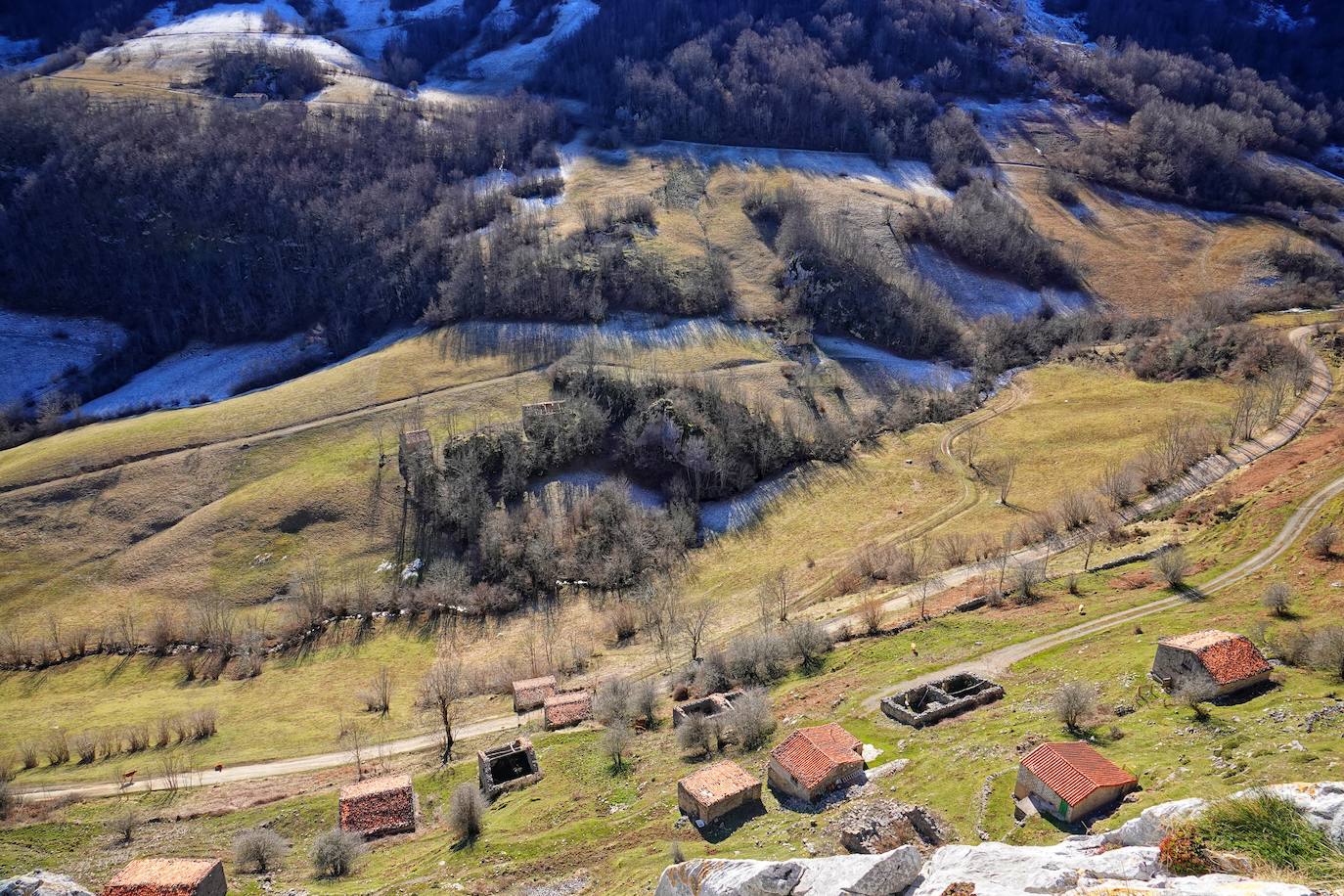 La ascensión a Peña Main (1605m), en pleno macizo de los Urrieles, no resulta complicada y, sin embargo, esta cumbre es una atalaya perfecta para observar los tres macizos de los Picos de Europa y sus cimas más altas y míticas.