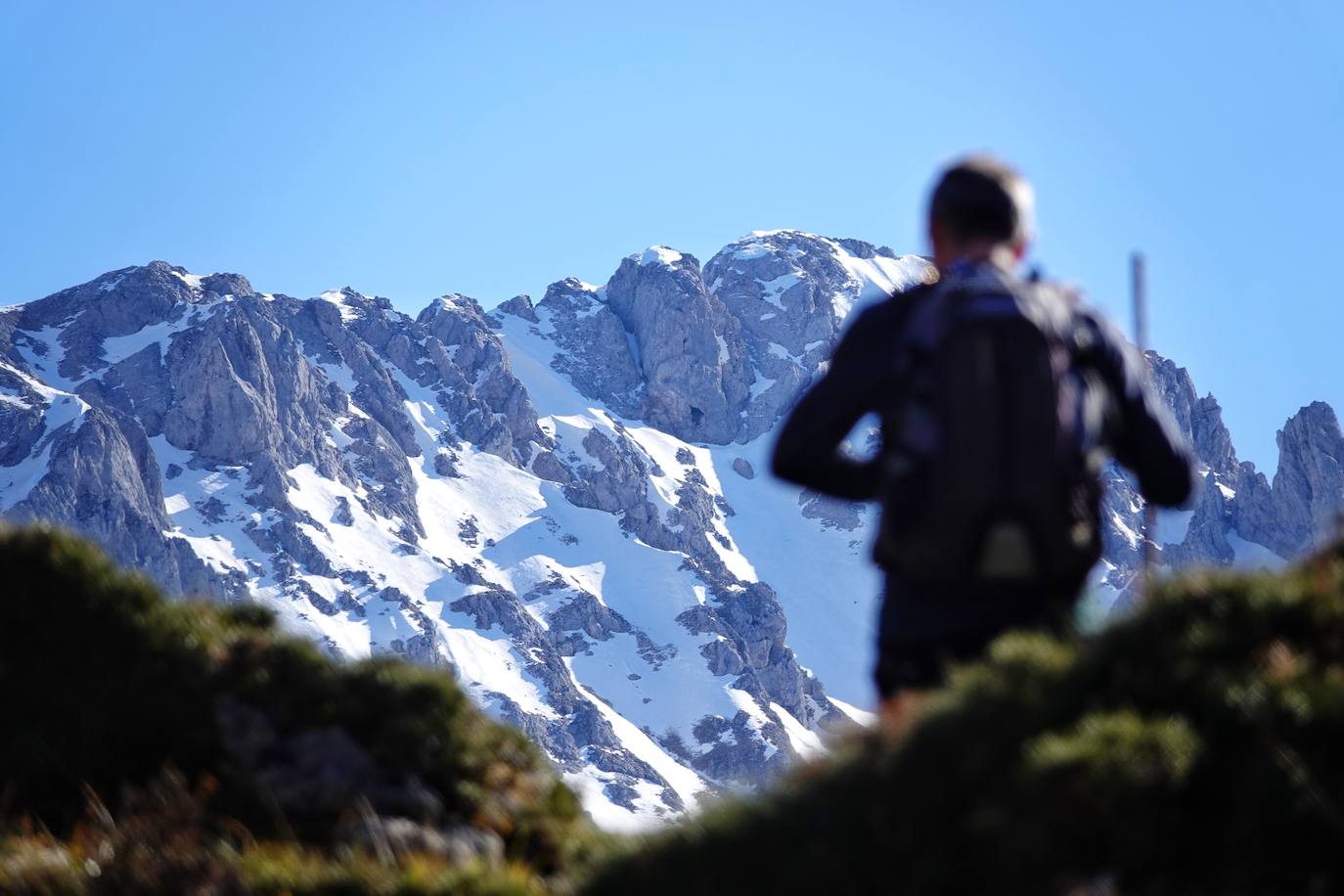 La ascensión a Peña Main (1605m), en pleno macizo de los Urrieles, no resulta complicada y, sin embargo, esta cumbre es una atalaya perfecta para observar los tres macizos de los Picos de Europa y sus cimas más altas y míticas.