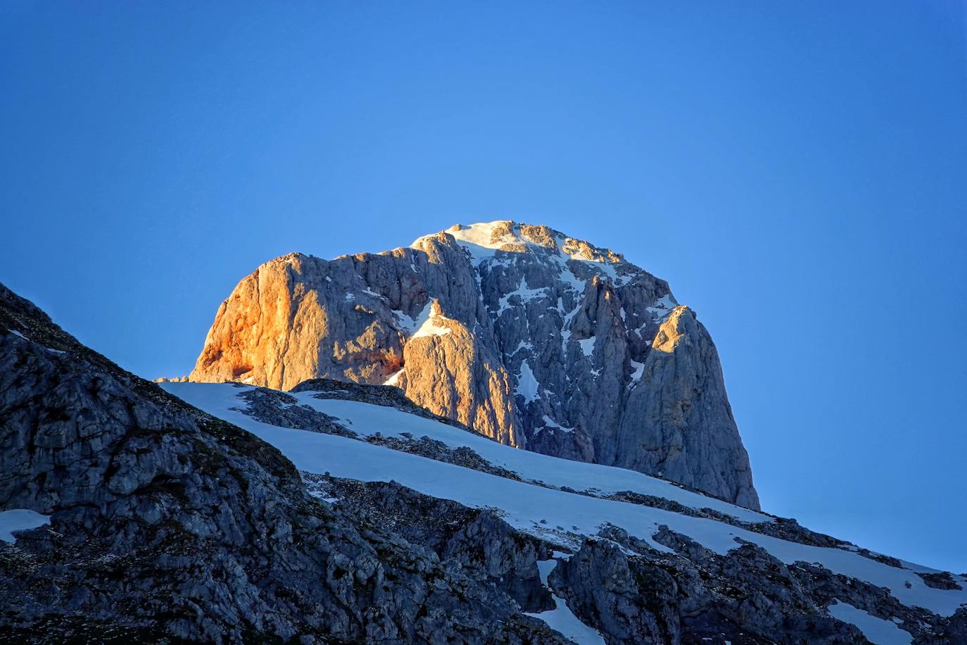 La ascensión a Peña Main (1605m), en pleno macizo de los Urrieles, no resulta complicada y, sin embargo, esta cumbre es una atalaya perfecta para observar los tres macizos de los Picos de Europa y sus cimas más altas y míticas.