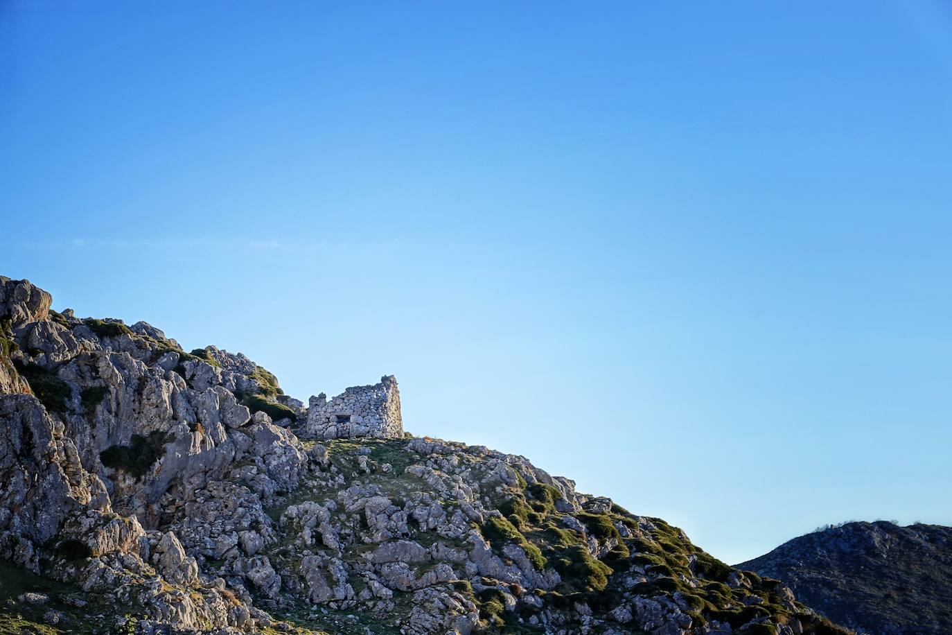 La ascensión a Peña Main (1605m), en pleno macizo de los Urrieles, no resulta complicada y, sin embargo, esta cumbre es una atalaya perfecta para observar los tres macizos de los Picos de Europa y sus cimas más altas y míticas.