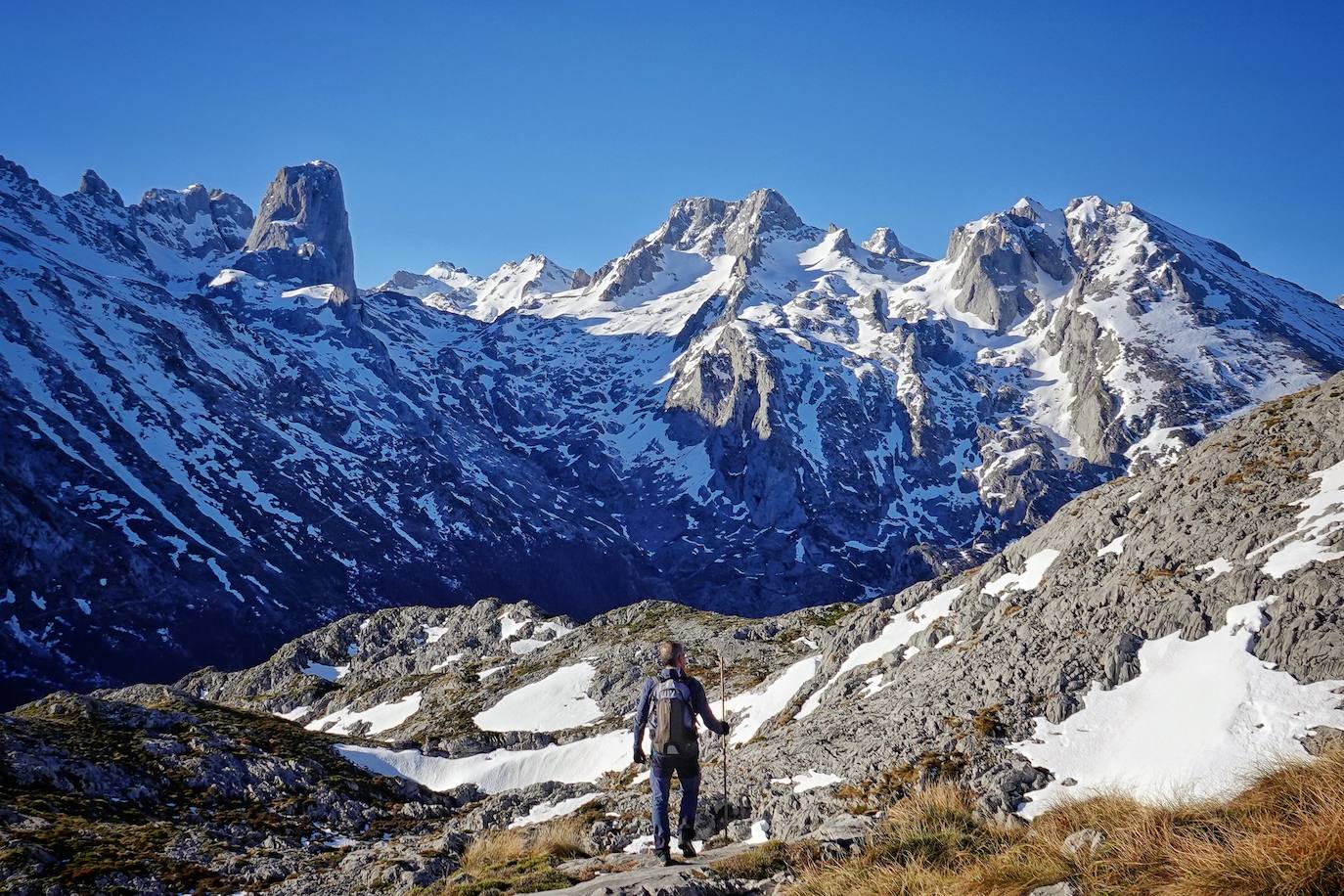 La ascensión a Peña Main (1605m), en pleno macizo de los Urrieles, no resulta complicada y, sin embargo, esta cumbre es una atalaya perfecta para observar los tres macizos de los Picos de Europa y sus cimas más altas y míticas.