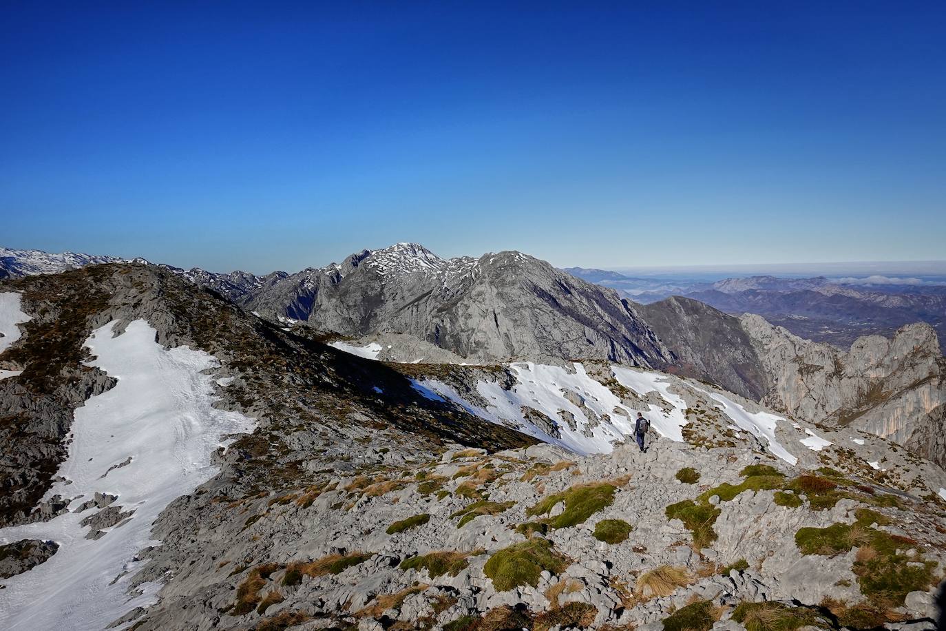 La ascensión a Peña Main (1605m), en pleno macizo de los Urrieles, no resulta complicada y, sin embargo, esta cumbre es una atalaya perfecta para observar los tres macizos de los Picos de Europa y sus cimas más altas y míticas.