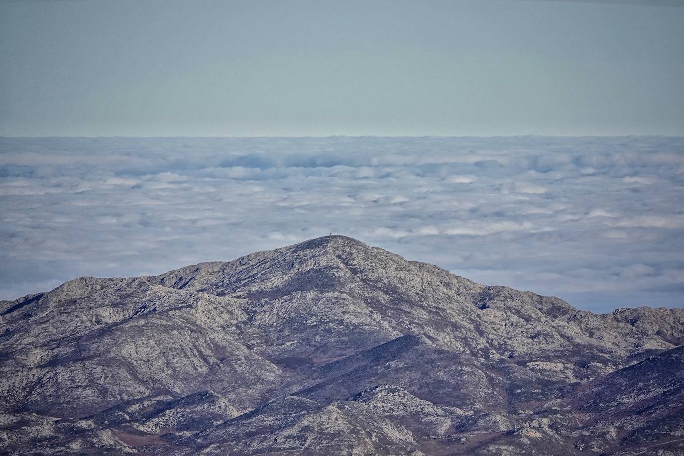 La ascensión a Peña Main (1605m), en pleno macizo de los Urrieles, no resulta complicada y, sin embargo, esta cumbre es una atalaya perfecta para observar los tres macizos de los Picos de Europa y sus cimas más altas y míticas.