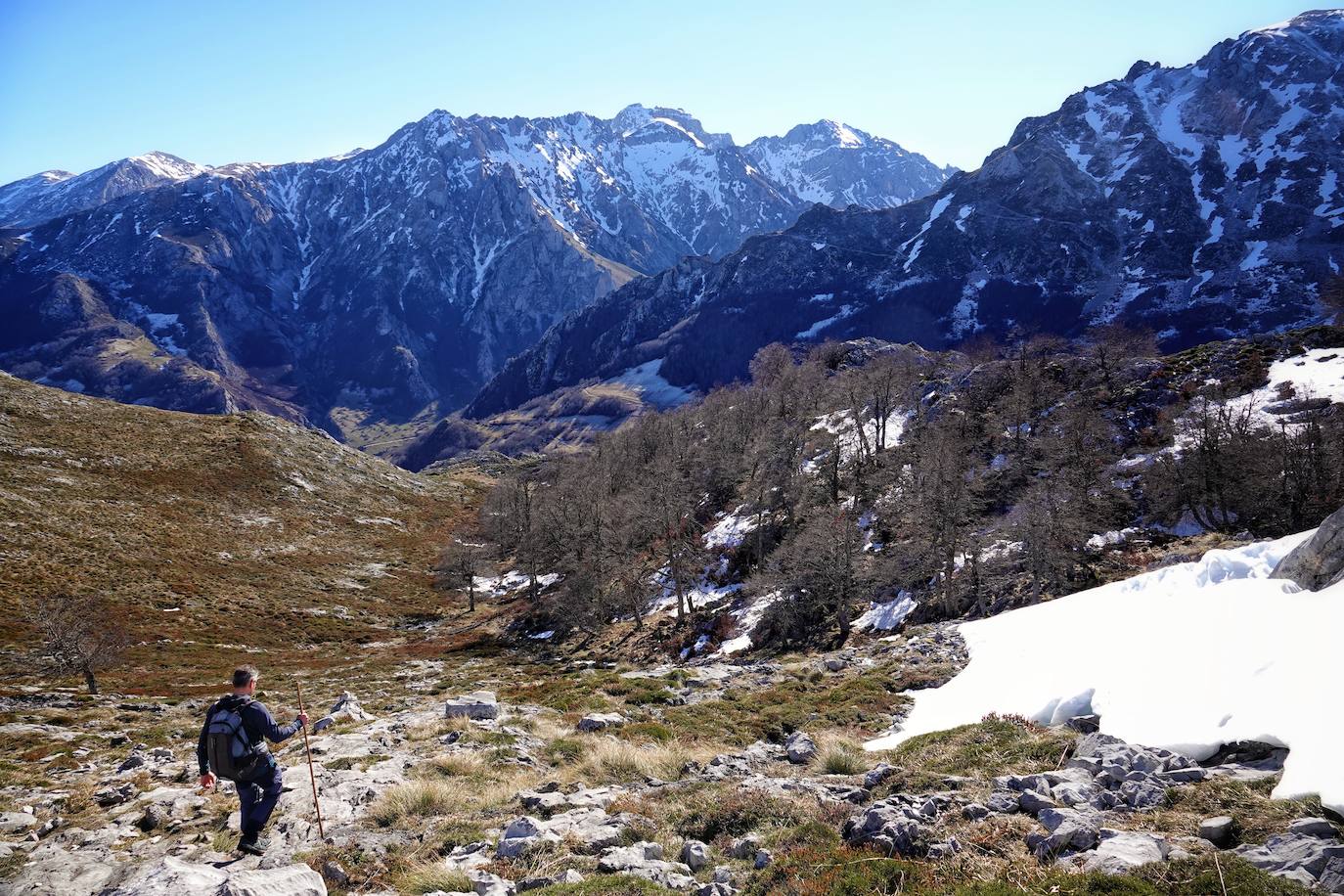 La ascensión a Peña Main (1605m), en pleno macizo de los Urrieles, no resulta complicada y, sin embargo, esta cumbre es una atalaya perfecta para observar los tres macizos de los Picos de Europa y sus cimas más altas y míticas.