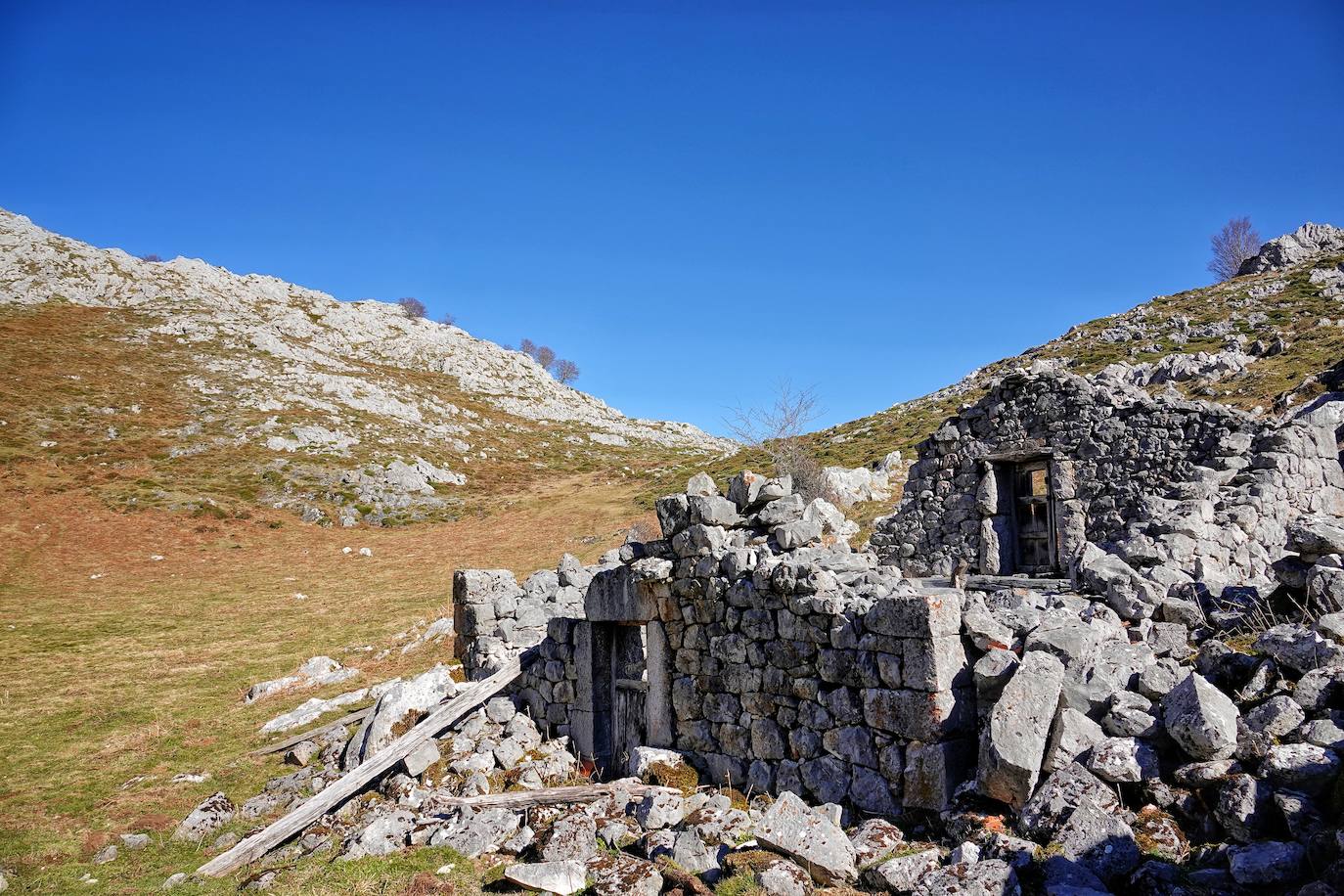 La ascensión a Peña Main (1605m), en pleno macizo de los Urrieles, no resulta complicada y, sin embargo, esta cumbre es una atalaya perfecta para observar los tres macizos de los Picos de Europa y sus cimas más altas y míticas.