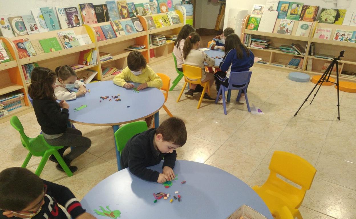 Niños en una de las actividades desarrolladas en la biblioteca.