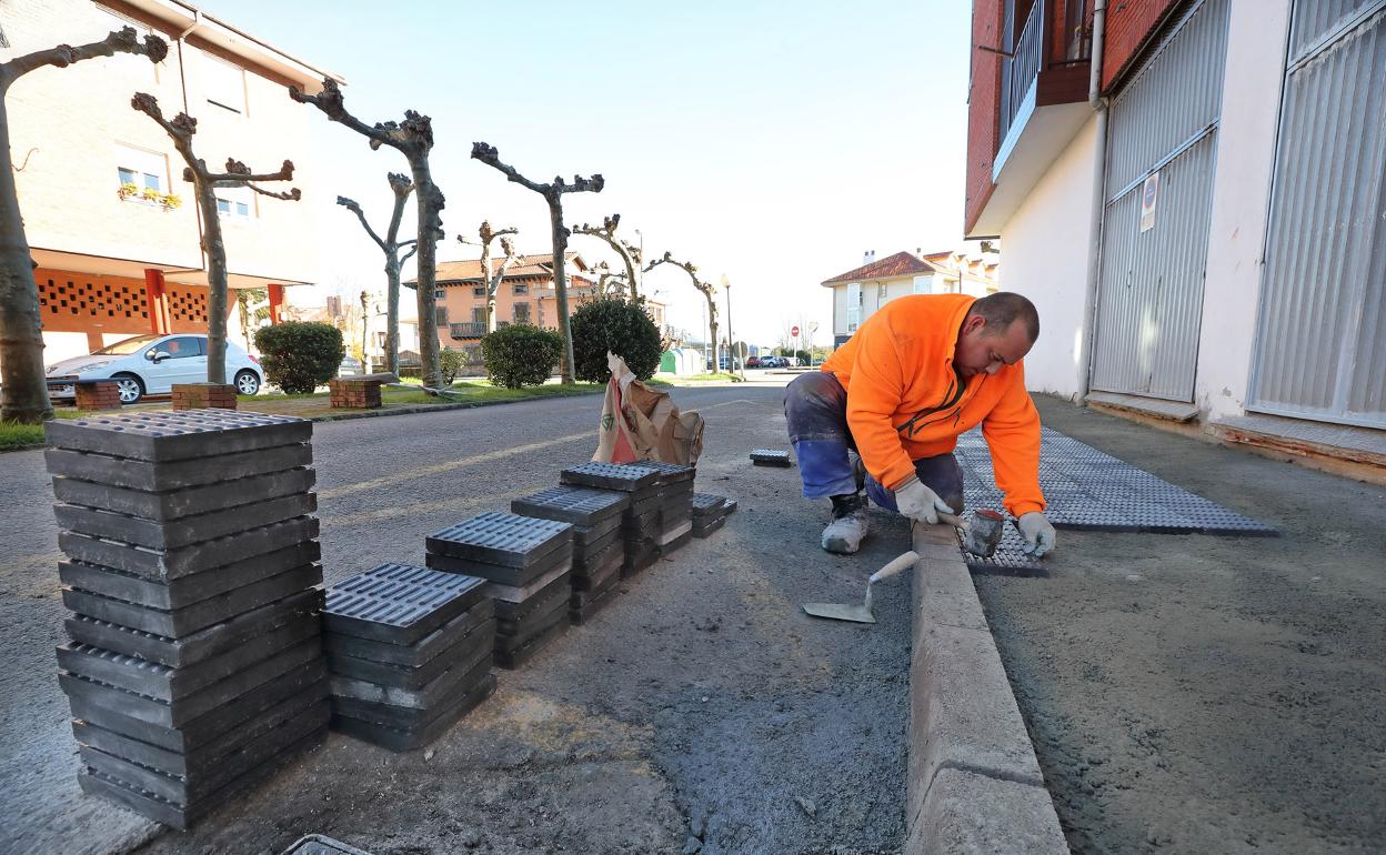 Un operario trabaja en la primera fase de las obras del barrio El Concejero. 