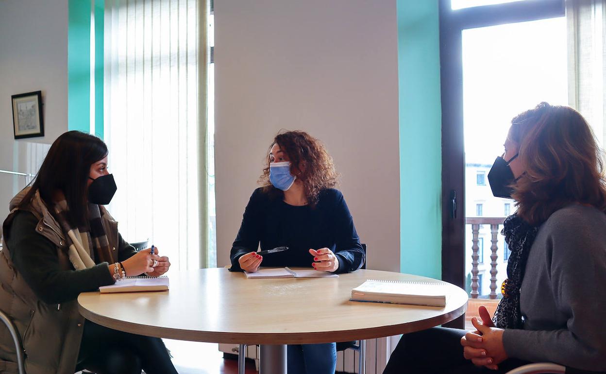 La concejala de Igualdad y Mujer, Vanesa Sánchez Trueba, durante una reunión con la técnico de la ADL de Comillas y la responsable de uno de los cursos que impartirá en los meses de mazo y mayo