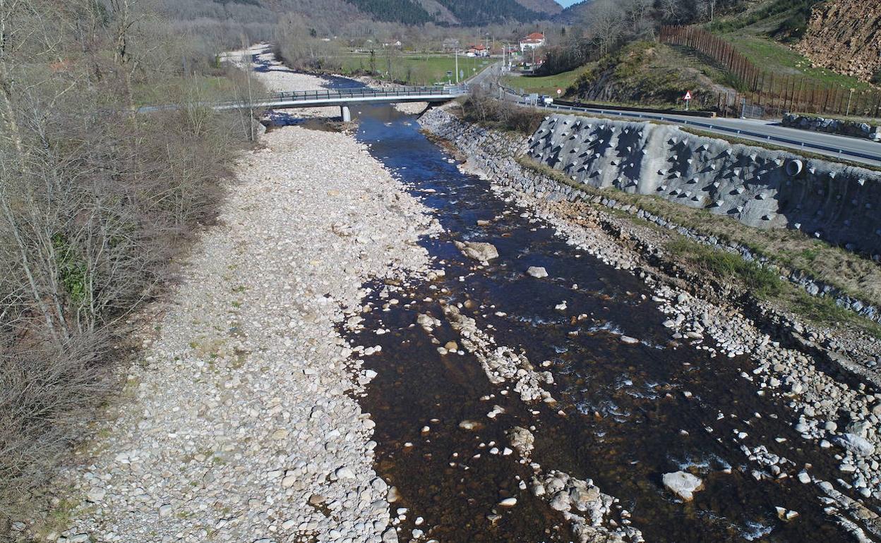 El río Saja a su paso por Ruente con escaso caudal el pasado verano