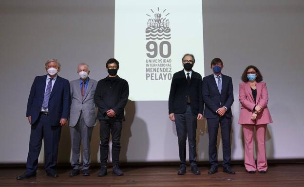 José García-Velasco, presidente del patronato de la ILE; Juan Pablo Fusi, historiador; Ulises Culebro, ilustrador; Joan Subirats, ministro de Universidades; el rector Carlos Andradas y la vicerrectora Matilde Carlón participaron en el acto presidido por el logo conmemorativo