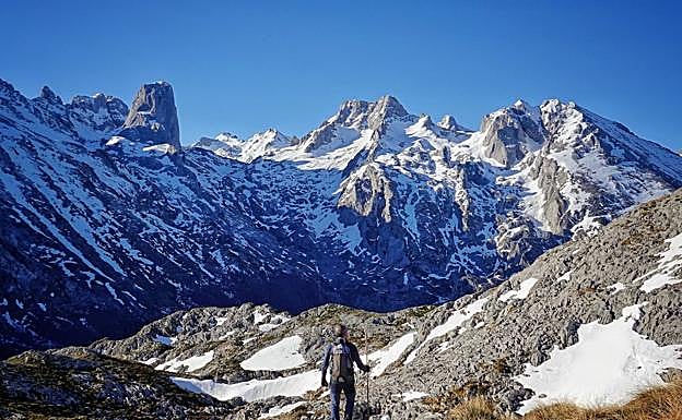 Imagen. Camino a la cresta de Peña Maín, con vistas espectaculares del Naranjo de Bulnes y el macizo central de Picos de Europa.