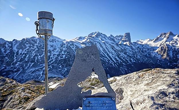 Imagen. Homenaje al perro Kun en la cumbre de Peña Maín, un precioso recuerdo de amistad y montañismo.
