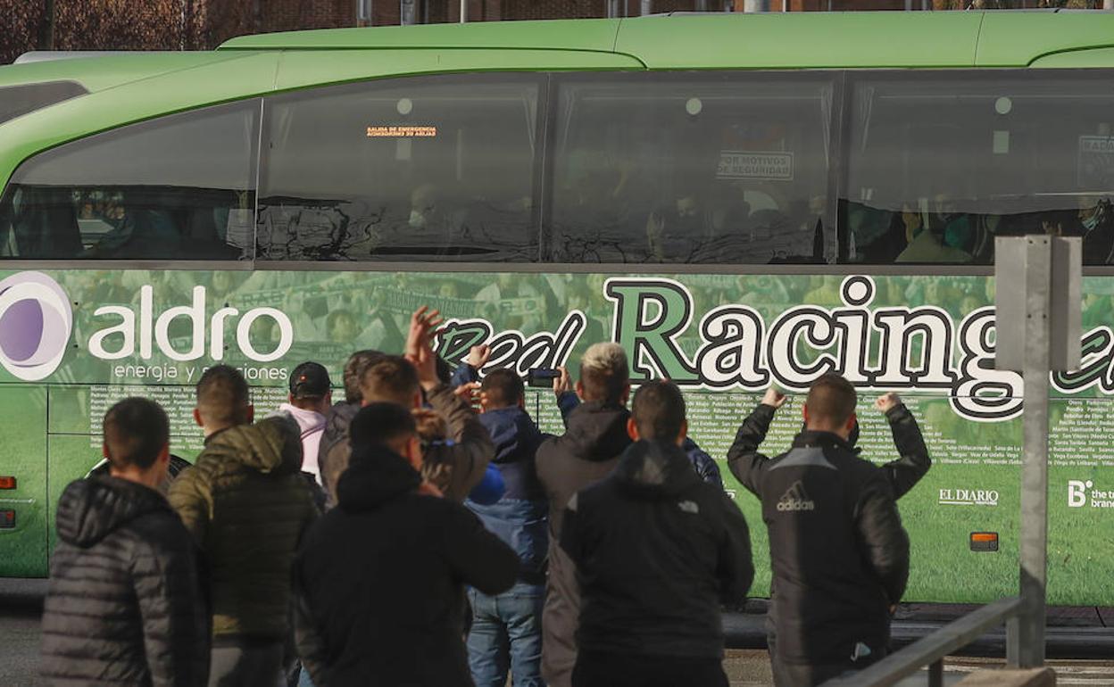 Los aficionados despiden el autobús del Racing en el momento de salir de La Albericia ayer a primera hora de la mañana.