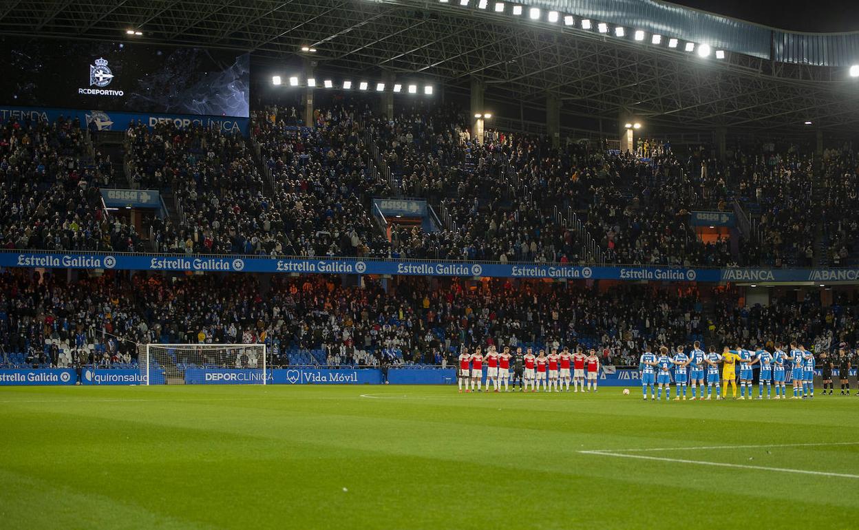 Racing y Dépor, en el centro de Riazor antes de empezar el partido. 