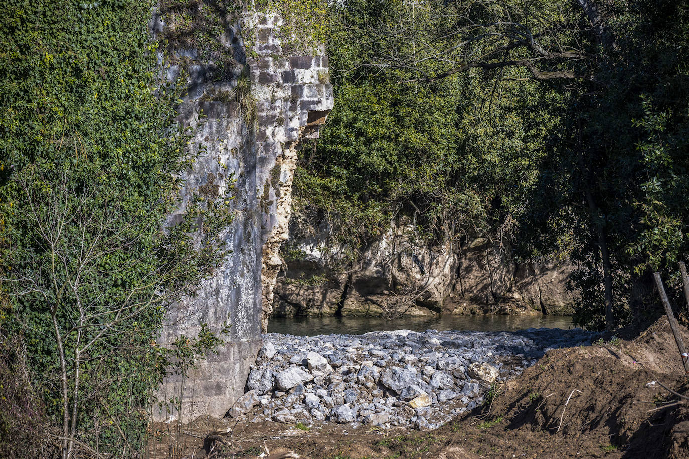 En las últimas semanas, se han percibido nuevos desprendimientos de piedra que caen al agua y que se quedan asomando sobre el nivel del río.